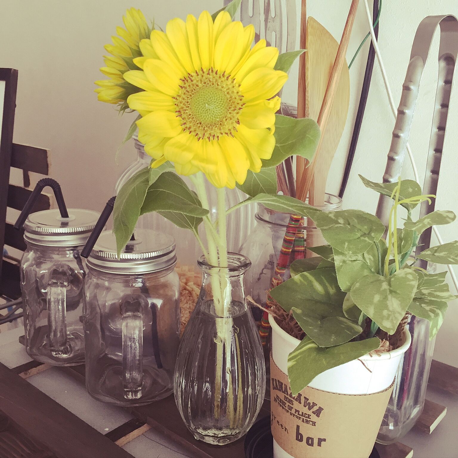 １～２本の花を飾るのにちょうど良いサイズの花瓶です♡いつも目のつく場所にお花が飾られているだけで、ぐっと生活が潤います！