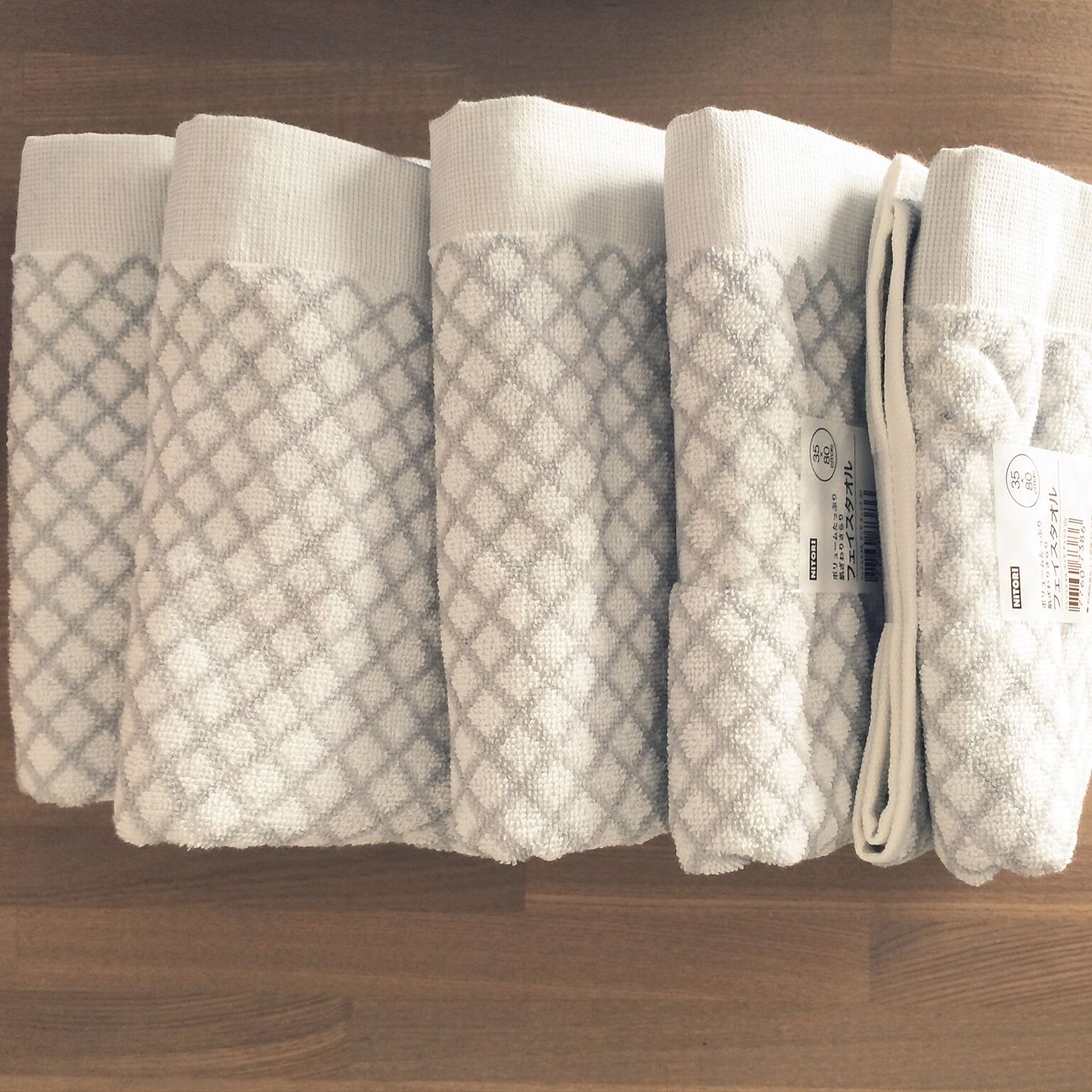 こちらは、ニトリのグレーのチェック柄のタオルです。デザイン性もあり、洗面所のタオルをすべて統一することで、より洗練された印象になっていますね。