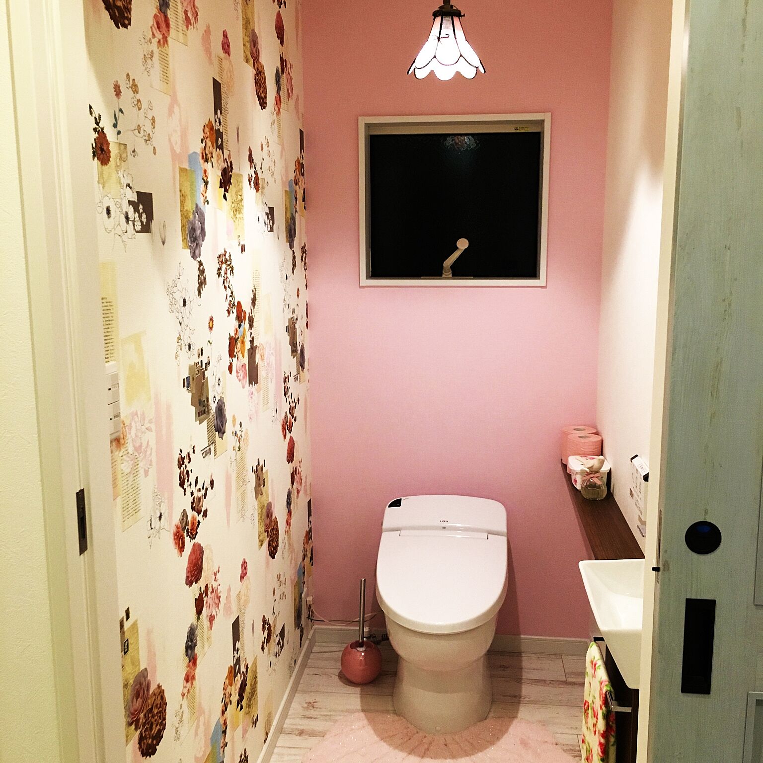 毎日使うトイレ、こんなに可愛かったらいいですね。花柄とピンクの壁紙が優しくマッチ♪