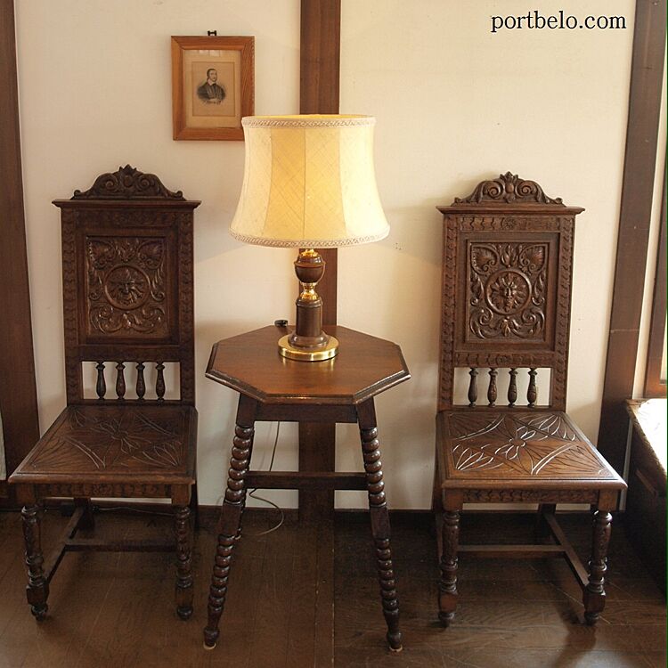 彫刻が美しいヴィクトリアン調の家具も英国クラシックなインテリアコーディネートには欠かせないアイテムです。